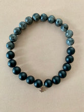 Lade das Bild in den Galerie-Viewer, Herrenarmband Feuerachat Onyx Silber Lilie