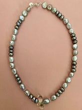 Lade das Bild in den Galerie-Viewer, Grey necklace