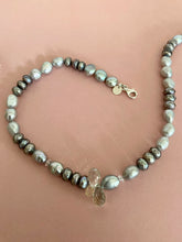 Lade das Bild in den Galerie-Viewer, Grey necklace