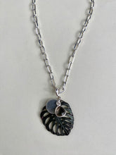 Lade das Bild in den Galerie-Viewer, Monsera necklace Paperclip