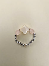 Lade das Bild in den Galerie-Viewer, Ring mit Perlmuttklee
