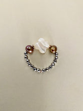 Lade das Bild in den Galerie-Viewer, Ring mit Perlmuttklee