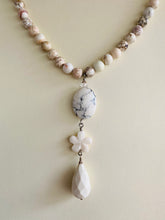 Lade das Bild in den Galerie-Viewer, The white flower necklace
