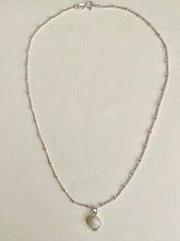 Lade das Bild in den Galerie-Viewer, Moonstone in silver necklace
