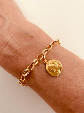 Lade das Bild in den Galerie-Viewer, The Roman coin bracelet in gold