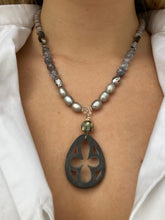 Lade das Bild in den Galerie-Viewer, Kette mit gebürstetem ovalem Hornelement