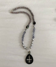 Lade das Bild in den Galerie-Viewer, Kette mit gebürstetem ovalem Hornelement