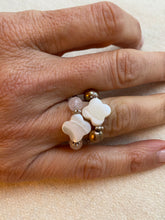 Lade das Bild in den Galerie-Viewer, Ring mit Perlmuttklee