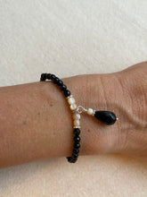 Lade das Bild in den Galerie-Viewer, Armband mit weißem Perlmutt Stern Onyx