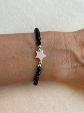 Lade das Bild in den Galerie-Viewer, Armband mit weißem Perlmutt Stern Onyx