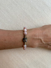 Lade das Bild in den Galerie-Viewer, Armband mit Mondstein Perlmutt Plättchen Rauchquarz