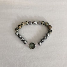 Lade das Bild in den Galerie-Viewer, Armband Dalmatiner mit Perlmutt Dot