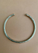 Lade das Bild in den Galerie-Viewer, Twisted bangle
