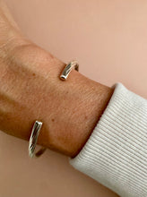 Lade das Bild in den Galerie-Viewer, Twisted bangle
