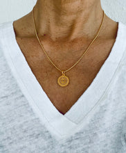 Lade das Bild in den Galerie-Viewer, The golden Mandala Necklace
