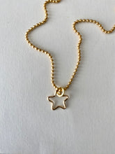 Lade das Bild in den Galerie-Viewer, Star in Love necklace
