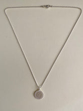 Lade das Bild in den Galerie-Viewer, The silver Mandala Necklace
