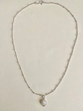 Lade das Bild in den Galerie-Viewer, Moonstone in silver necklace
