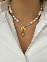 Lade das Bild in den Galerie-Viewer, Weiße Perlenkette mit Goldblüte und Calcedon
