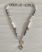 Lade das Bild in den Galerie-Viewer, Perlenkette Silber mit silberner Blüte und Calcedon
