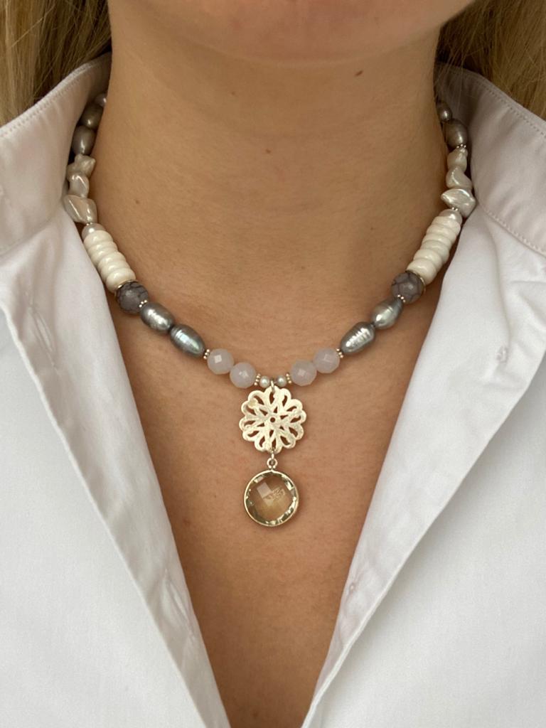 Perlenkette Silber mit silberner Blüte und Calcedon