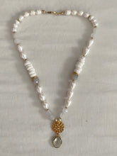 Lade das Bild in den Galerie-Viewer, Weiße Perlenkette mit Goldblüte und Calcedon
